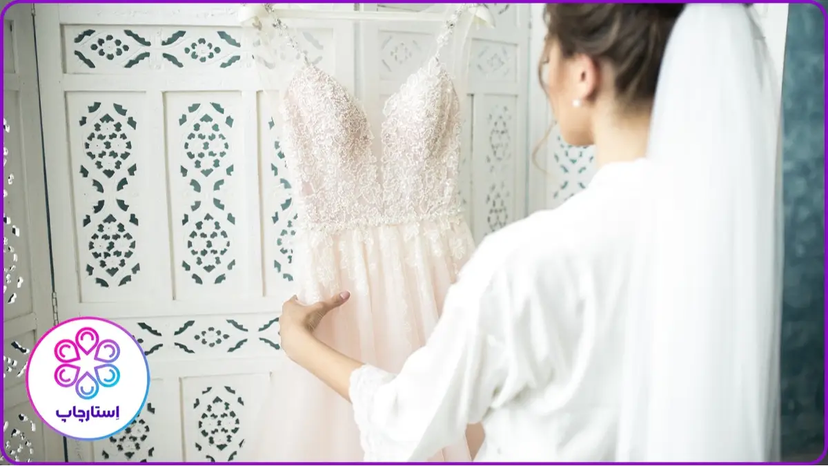 ایده عکاسی هنگام آماده شدن عروس با روبدوشام
