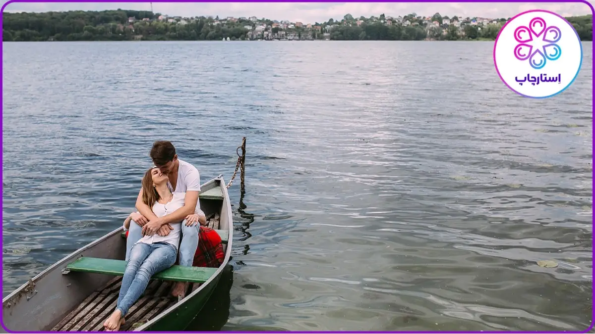 عکاسی عاشقانه در قایق چوبی
