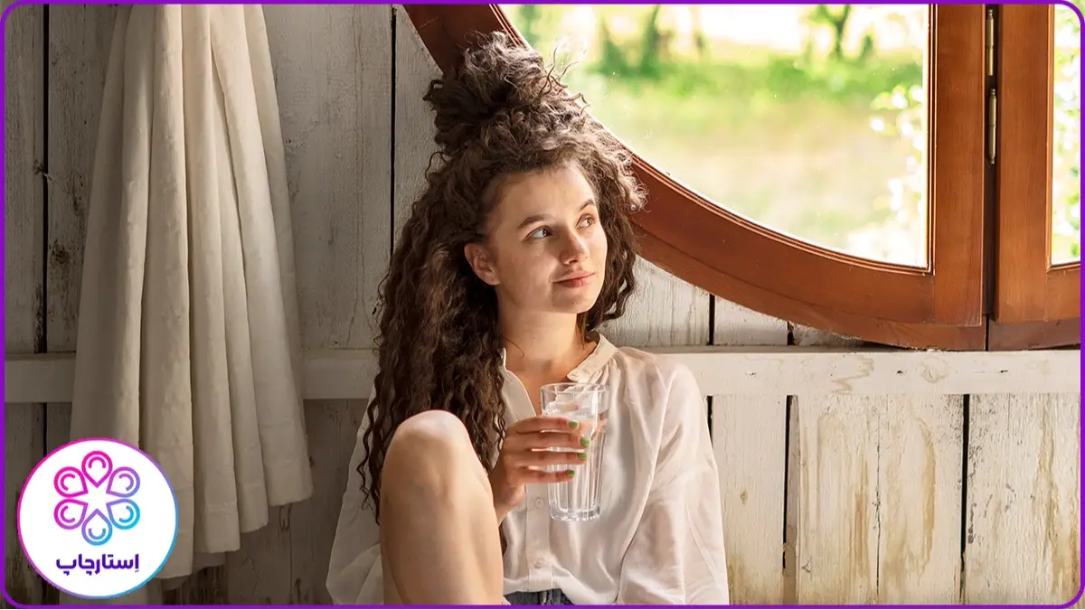 ژست عکس دخترانه کنار پنجره