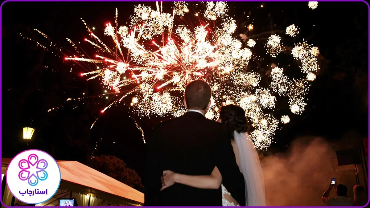 عکس عروس و داماد هنگام دیدن اتش بازی از پشت سر