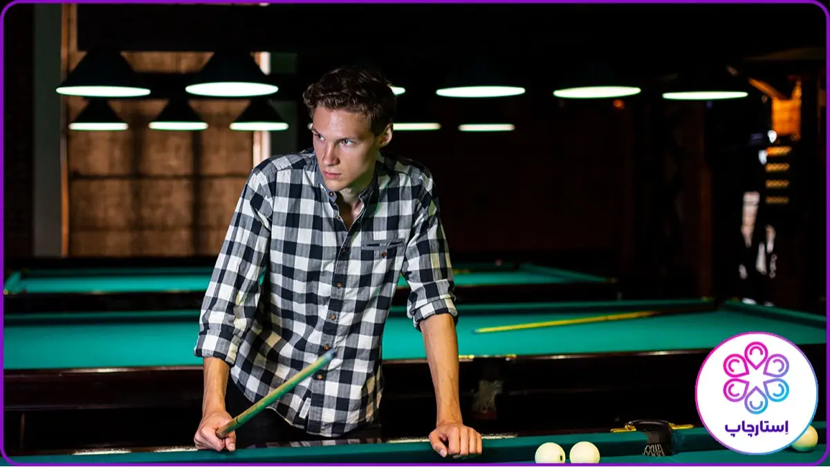 ایده عکاسی مردانه کنار میز بیلیارد