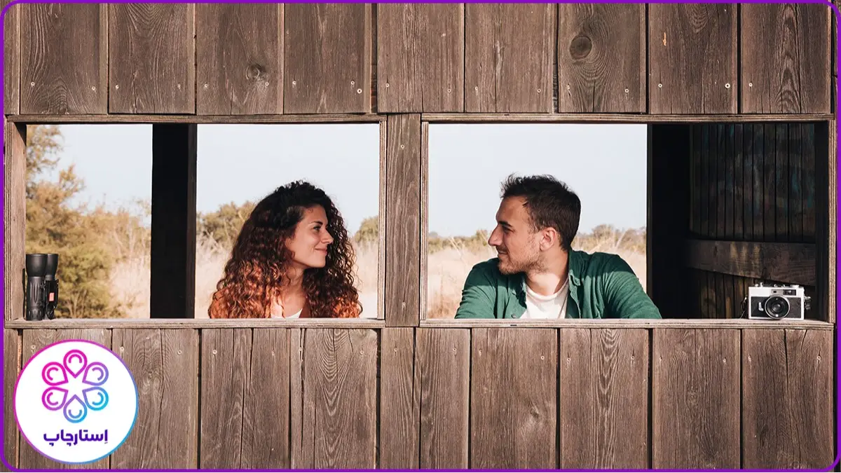 ژست عکاسی دونفره پشت پنجره