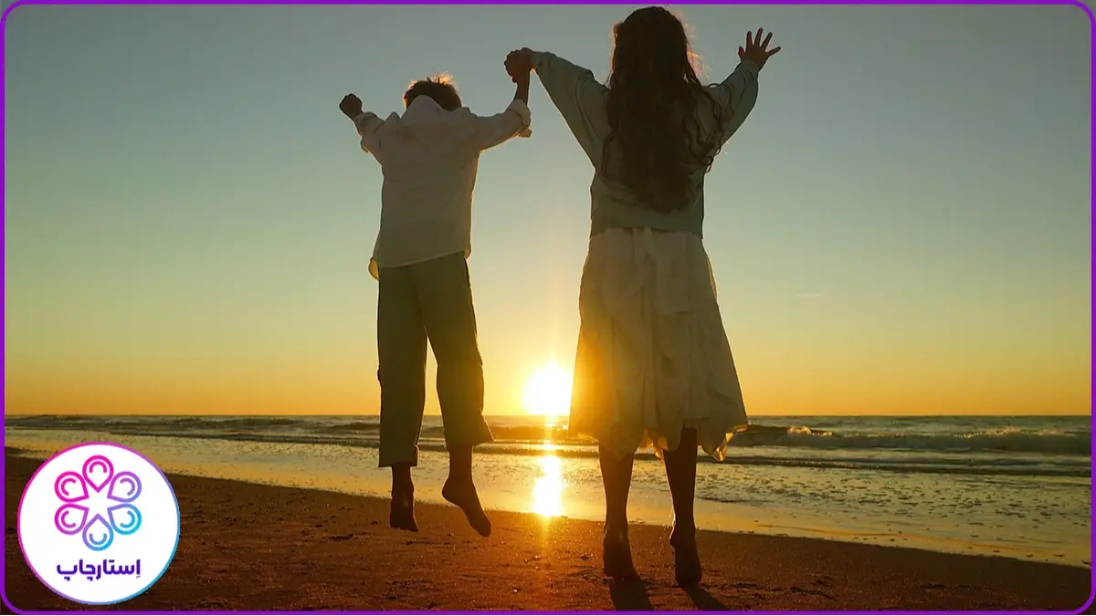 ژست عکاسی دونفره هنگام غروب خورشید