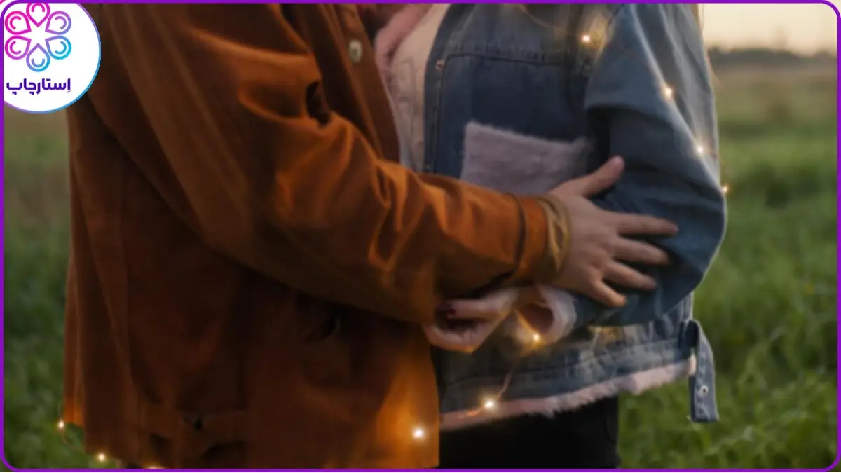 ژست عکاسی با ریسه دور دستان