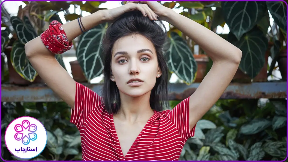 دست در موها و گرفتن عکس پرتره