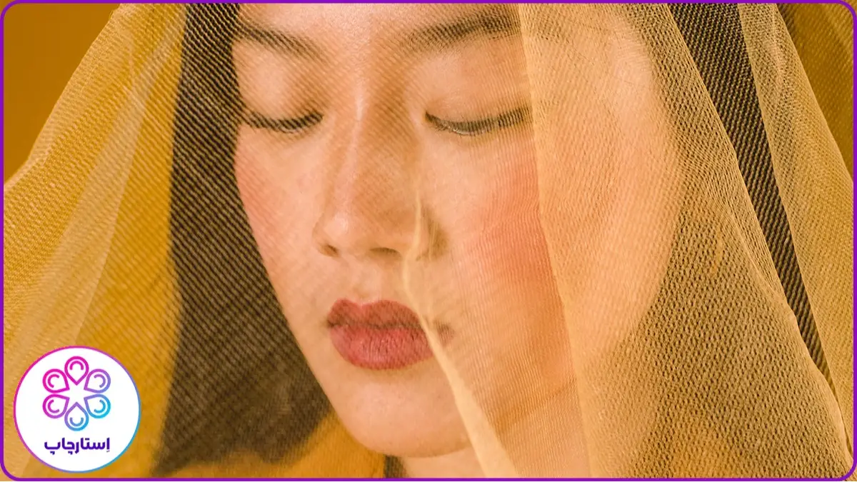 ژست عکاسی با پرده توری روی صورت